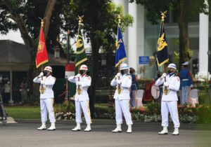 Pasukan pengibar bendera TNI berbaris di halaman Istana Merdeka, Jakarta