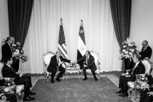 Presiden Mesir Abdel Fattah el-Sisi bersalaman dengan Presiden Amerika Serikat Donald Trump dalam pertemuan bilateral di Sharm El Sheikh, Mesir