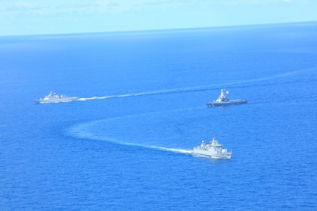 Kapal perang KRI Malahayati dan KRI Diponegoro dalam latihan bersama