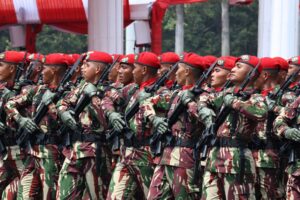 Prajurit TNI memakai loreng saat parade HUT TNI 2023 sebagai ilustrasi lembaga paling dipercaya