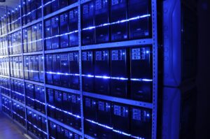 Deretan rak server di dalam ruang pusat data