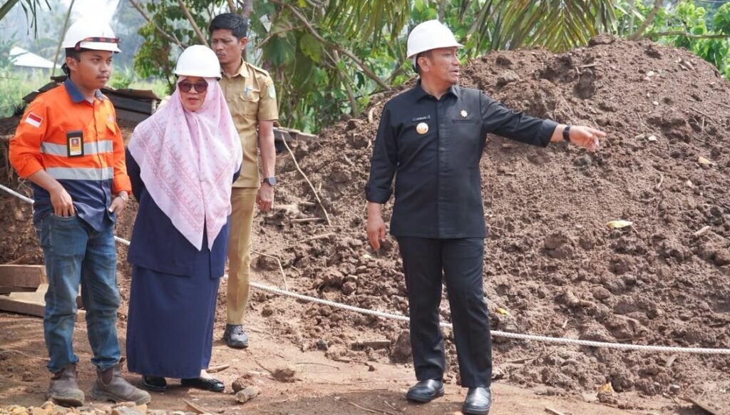 Bupati dan Wakil Bupati Luwu Timur meninjau lokasi pengerukan Sungai Malili