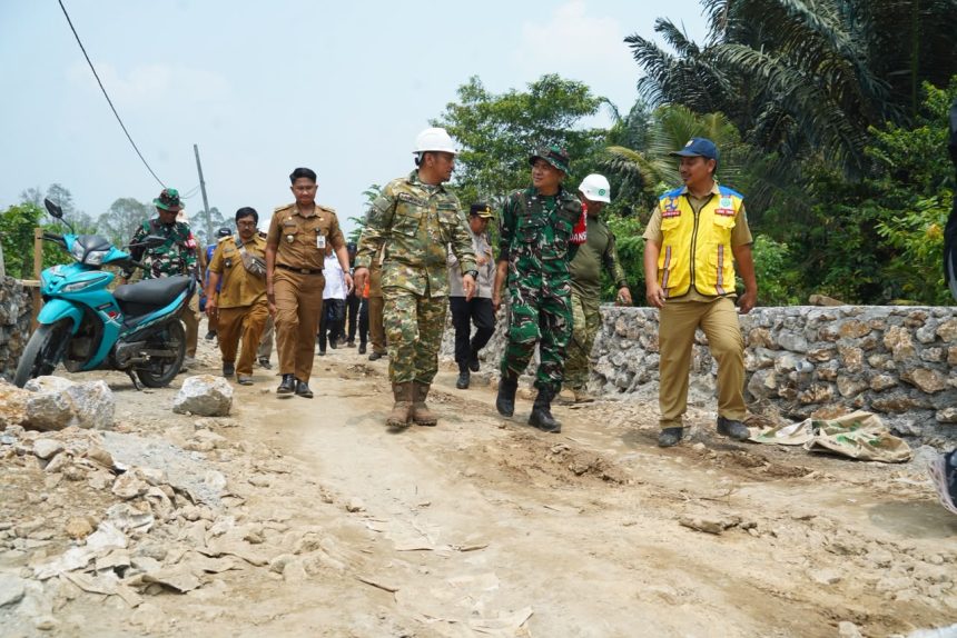 Pekerja proyek peningkatan jalan di Luwu Timur, ilustrasi tambang lutim dan kebutuhan material