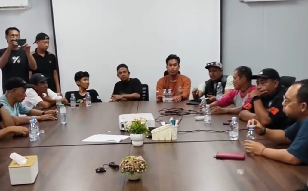 Audiensi warga Lampia dengan kontraktor proyek jetty di Desa Harapan Luwu Timur