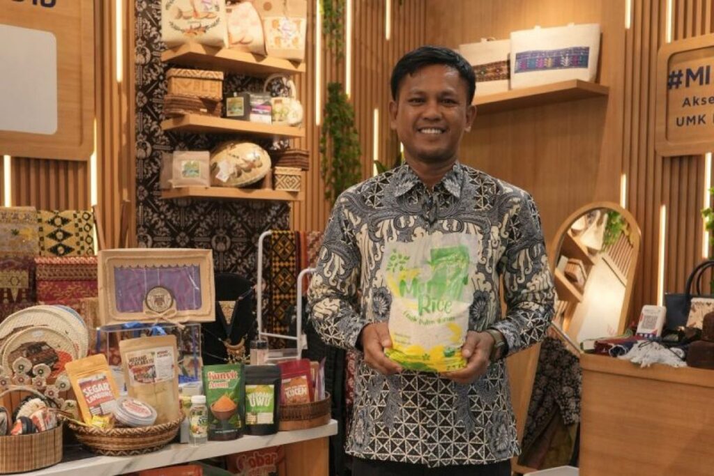 Pelaku UMKM memegang produk olahan lokal di stan pameran, gambaran peluang usaha di lingkar tambang Luwu Timur
