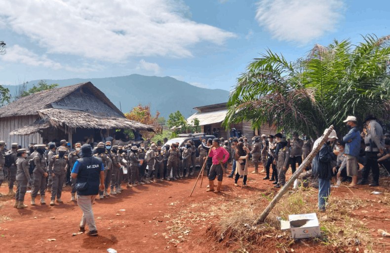 Petugas dan warga di kawasan Laoli, Desa Harapan, Luwu Timur, dalam sorotan isu tambang luwu timur