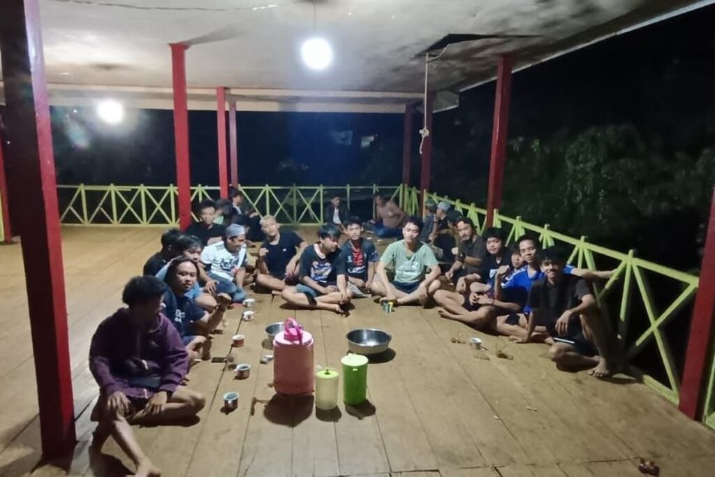 Suasana warga Dusun Balambano berkaitan proyek pipa minyak PT Vale di Luwu Timur