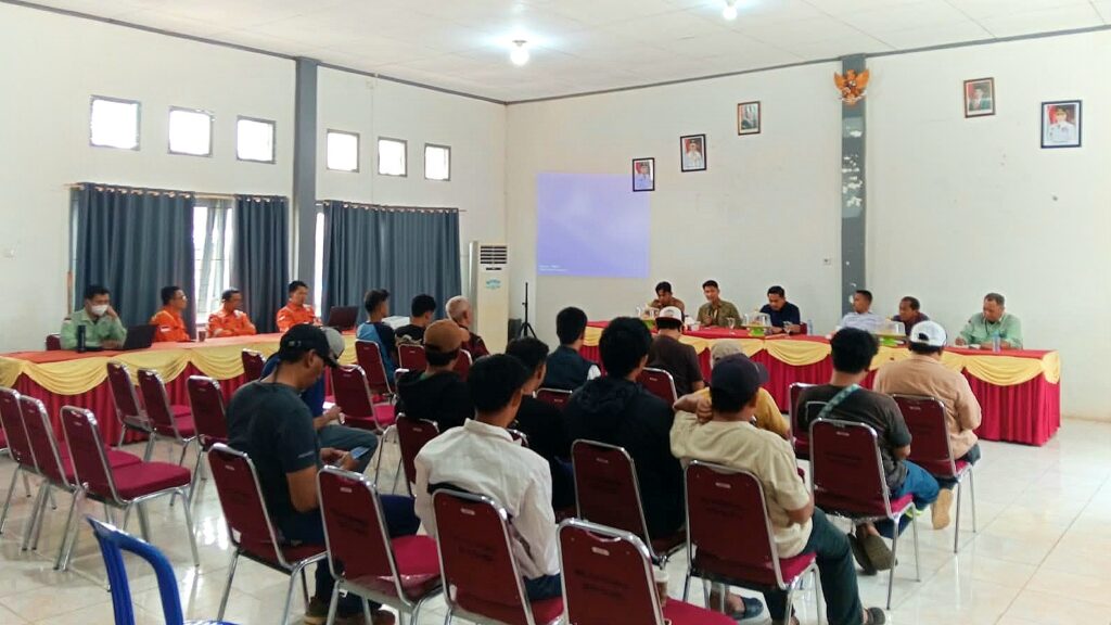 Pertemuan warga dan perusahaan membahas jalur pipa minyak PT Vale di Balambano, Luwu Timur