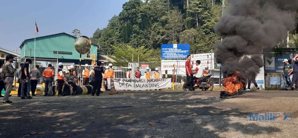 Massa Forum BAKAT Balantang berorasi dalam aksi di area port PT Vale Indonesia, Malili, Luwu Timur
