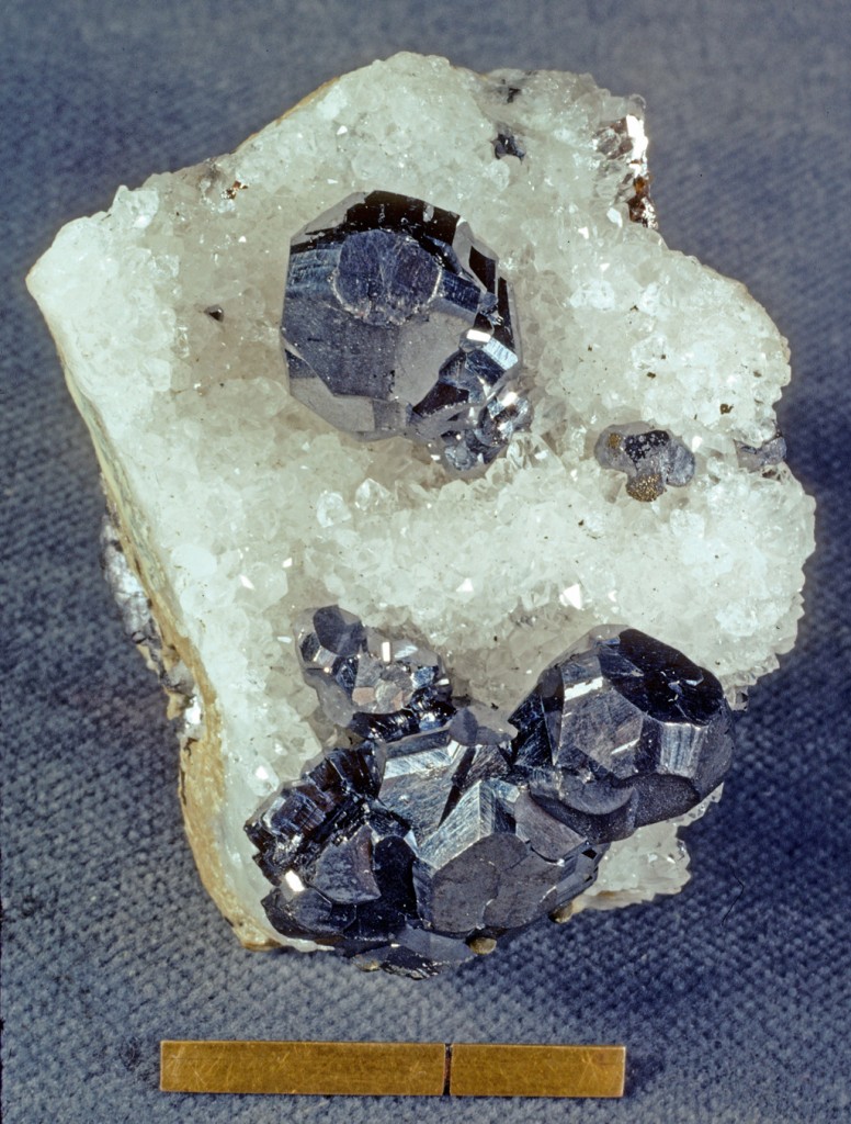 Contoh spesimen mineral galena berwarna abu-abu metalik