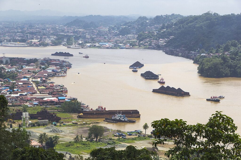 Kapal tongkang pengangkut batu bara melintas di Sungai Mahakam, Kalimantan Timur