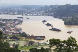 Kapal tongkang pengangkut batu bara melintas di Sungai Mahakam, Kalimantan Timur
