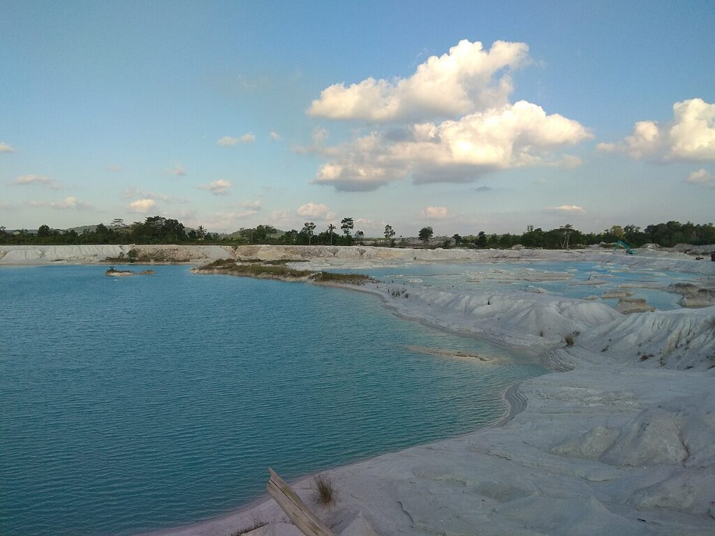 Danau Kaolin, bekas area tambang timah di Bangka Belitung