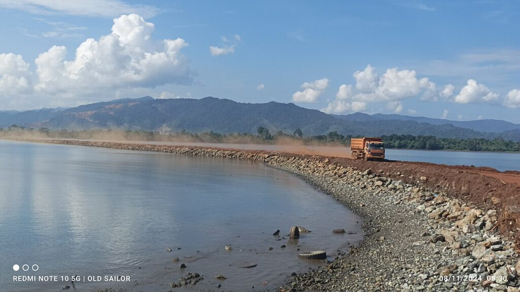Jalan pengangkutan bijih nikel menuju jetty di kawasan tambang nikel