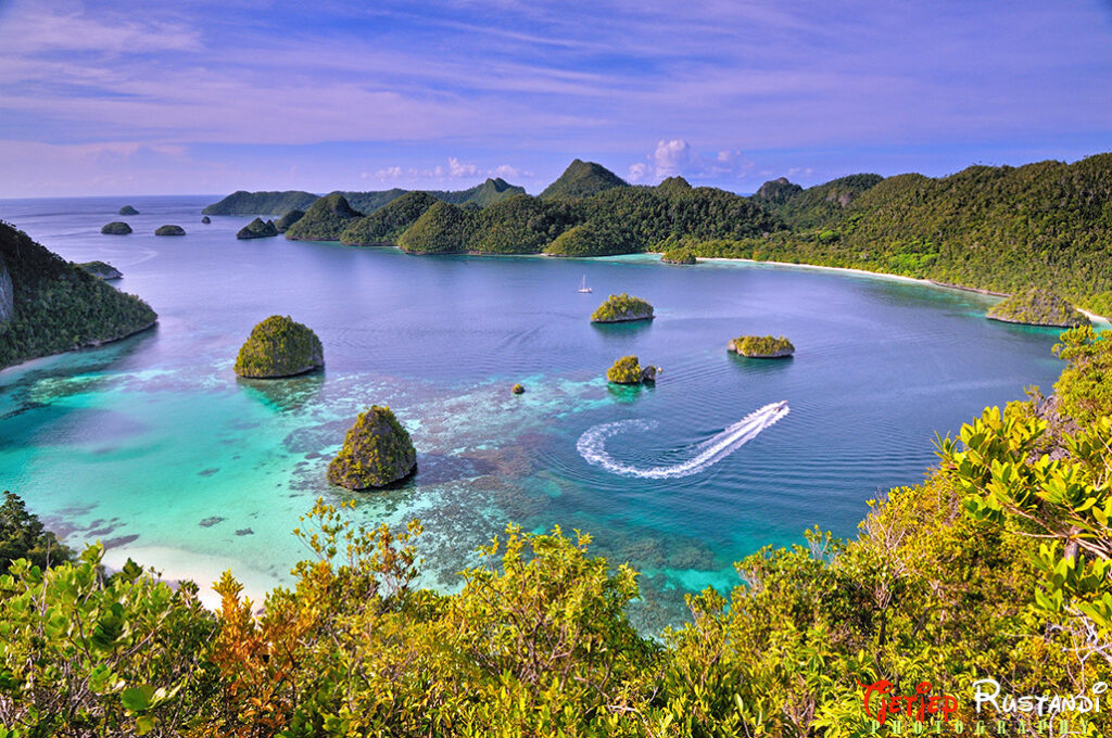 Pemandangan perairan dan pulau karst di kawasan Wayag, Raja Ampat