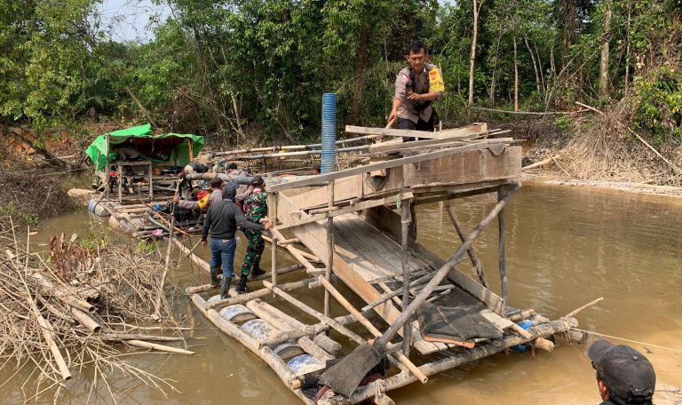 Lanting atau rakit penambang emas di Sungai Sekayam, Kalimantan Barat
