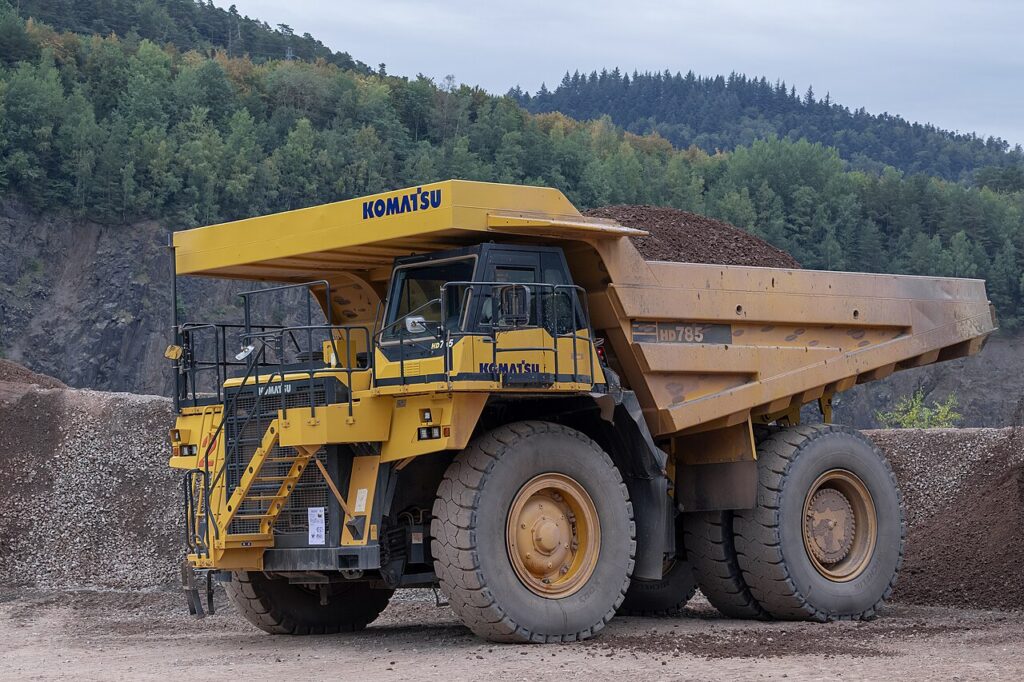 Truk tambang Komatsu HD785-7 berkapasitas sekitar 100 ton di area penambangan