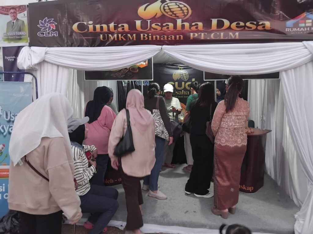 Pengunjung memadati stan UMKM binaan PT CLM di Expo K-UMKM Harkopnas ke-79 Sulawesi Selatan di Sorowako, Luwu Timur