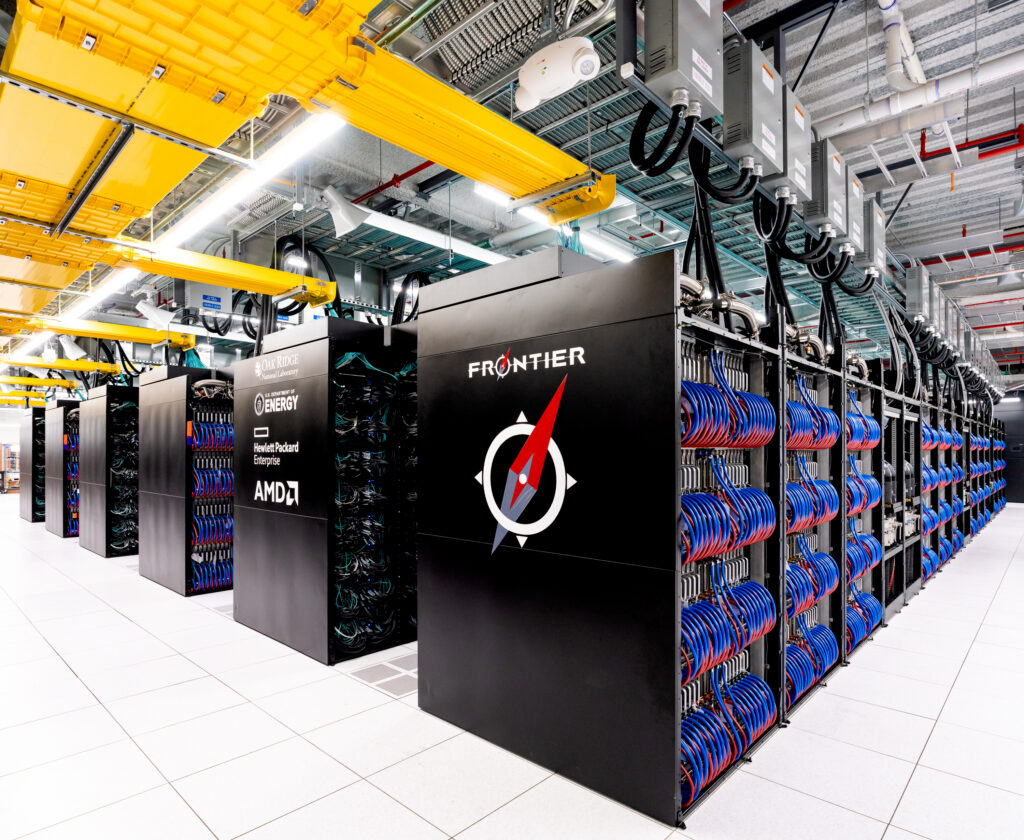 Deretan kabinet superkomputer Frontier di Oak Ridge National Laboratory, Amerika Serikat