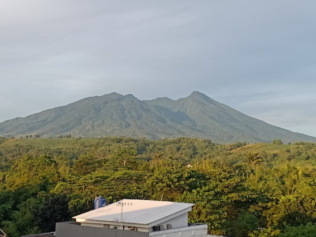 Pemandangan Gunung Salak di wilayah Bogor, Jawa Barat