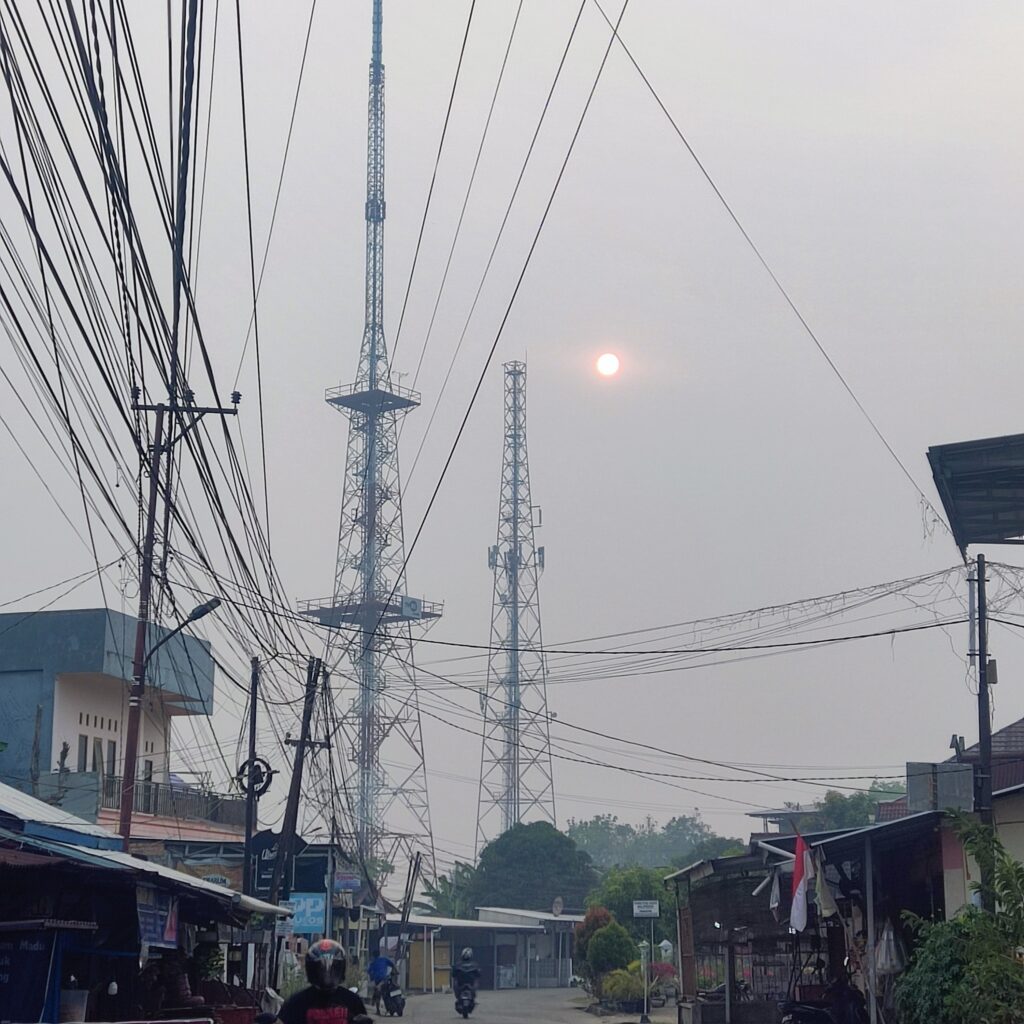 Kabut asap menyelimuti kawasan kota, ilustrasi penurunan kualitas udara