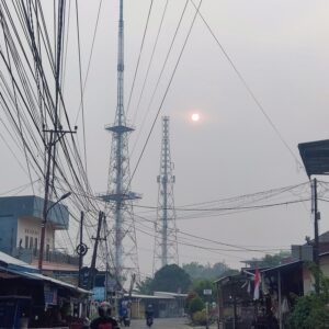 Kabut asap menyelimuti kawasan kota, ilustrasi penurunan kualitas udara