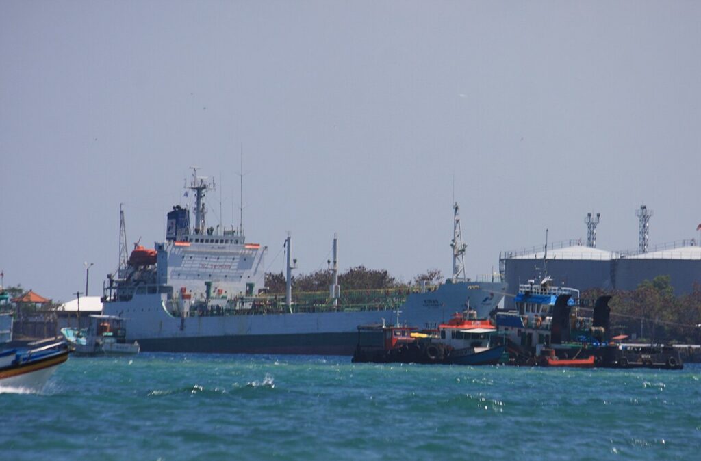 Kapal tanker bahan bakar bersandar di Pelabuhan Benoa, Denpasar, Bali