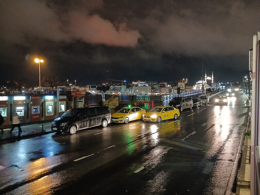 Suasana hujan di kawasan Jembatan Galata, Istanbul, Turki