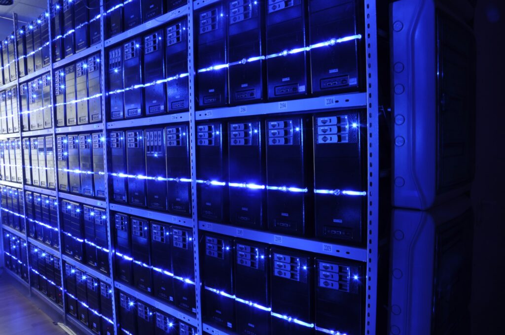 Deretan rak peladen di ruang data center dengan kabel rapi