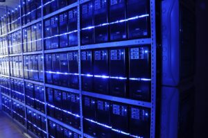 Deretan rak server di dalam ruang pusat data