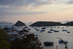 Panorama senja di perairan Labuan Bajo, Flores, Nusa Tenggara Timur