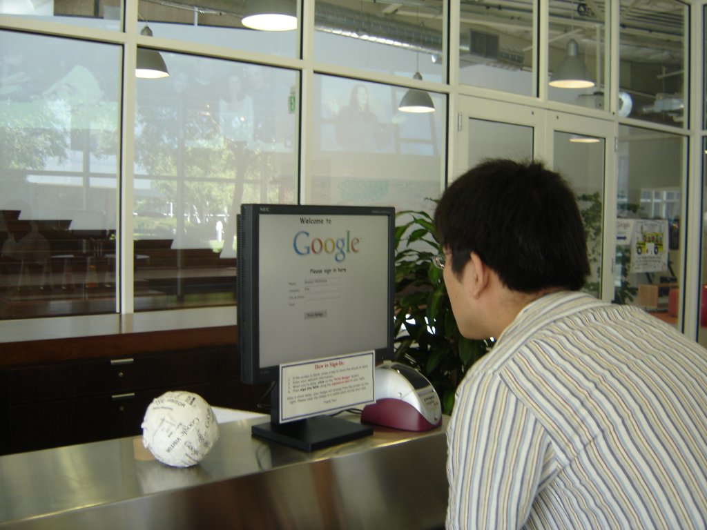 Papan nama kantor pusat Google di Mountain View, California