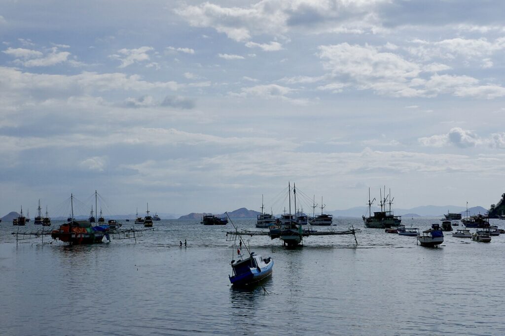 Kapal wisata bersandar di Pelabuhan Labuan Bajo, Nusa Tenggara Timur