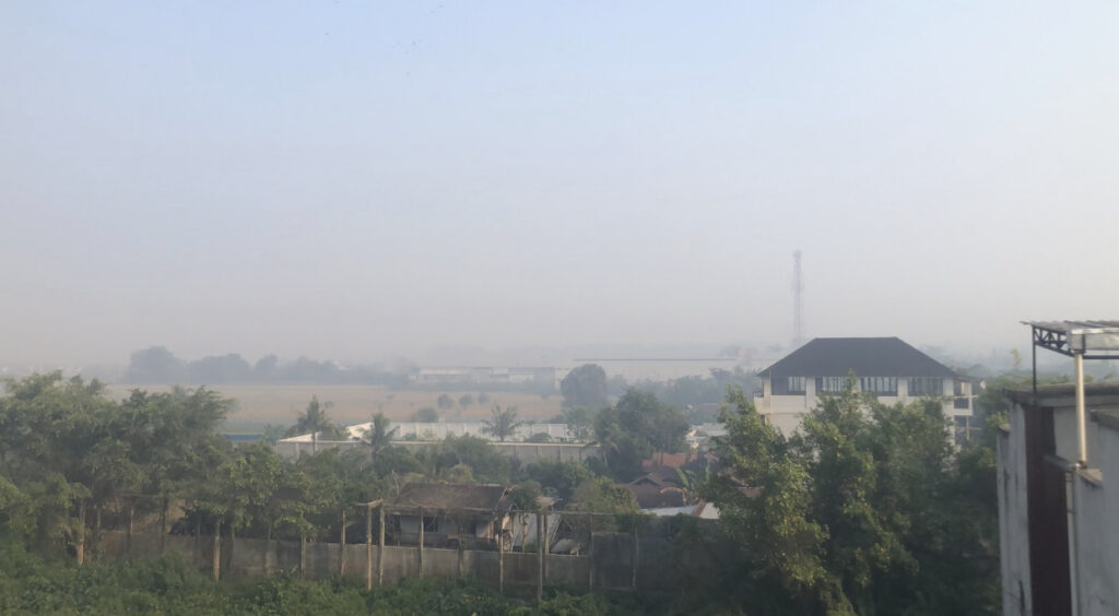 Kabut asap tebal menyelimuti kawasan permukiman akibat kebakaran hutan dan lahan