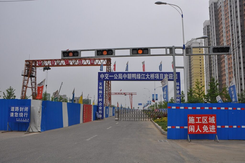 Gerbang masuk Jembatan Sungai Yalu baru di sisi China, Dandong, yang menghubungkan China dan Korea Utara