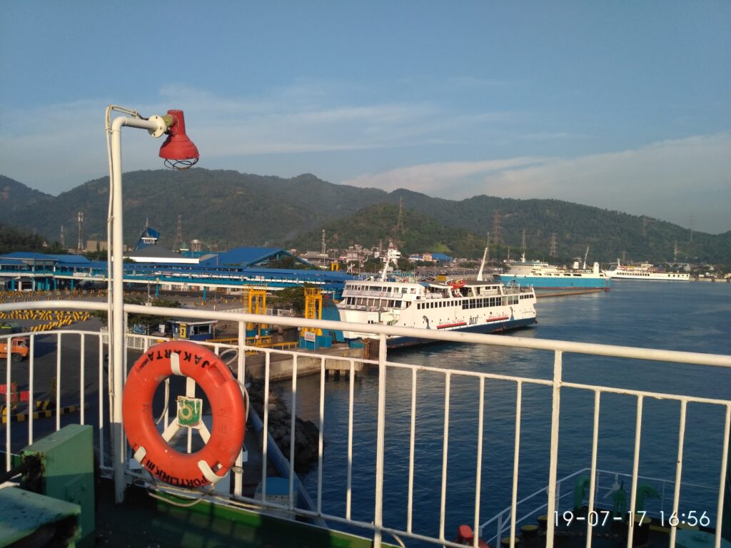 Kawasan Pelabuhan Merak di Banten, lokasi evakuasi penumpang kapal penumpang yang terbakar di perairan Selat Sunda pada 20 Oktober 2026.