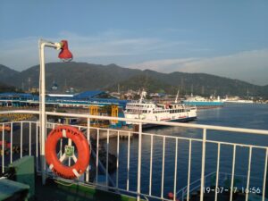 Kawasan Pelabuhan Merak di Banten, lokasi evakuasi penumpang kapal penumpang yang terbakar di perairan Selat Sunda pada 20 Oktober 2026.