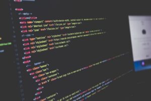 Tampilan baris kode di layar monitor komputer