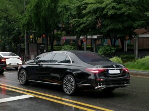 Sedan Mercedes-Benz S-Class generasi W223 berwarna hitam
