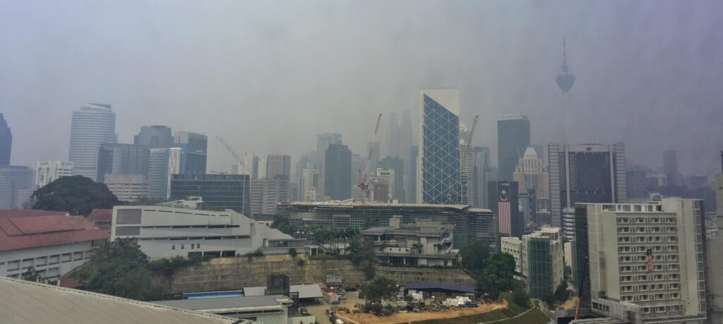 Ilustrasi arsip: panorama Kuala Lumpur saat tertutup kabut asap pada 2019