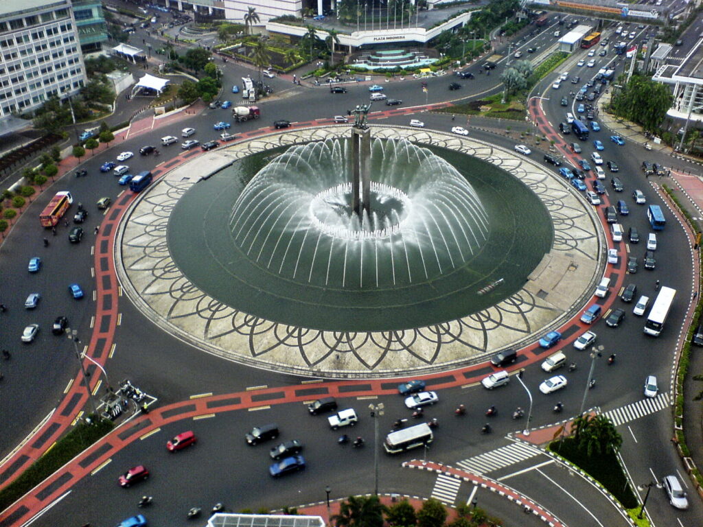 Monumen Selamat Datang dan kawasan Bundaran Hotel Indonesia di Jakarta Pusat dilihat dari sisi jalan