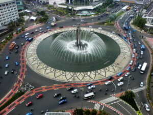 Monumen Selamat Datang dan kawasan Bundaran Hotel Indonesia di Jakarta Pusat dilihat dari sisi jalan