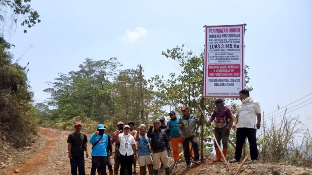 Baliho peringatan hukum dipasang warga di jalur hauling tambang Malili, Luwu Timur
