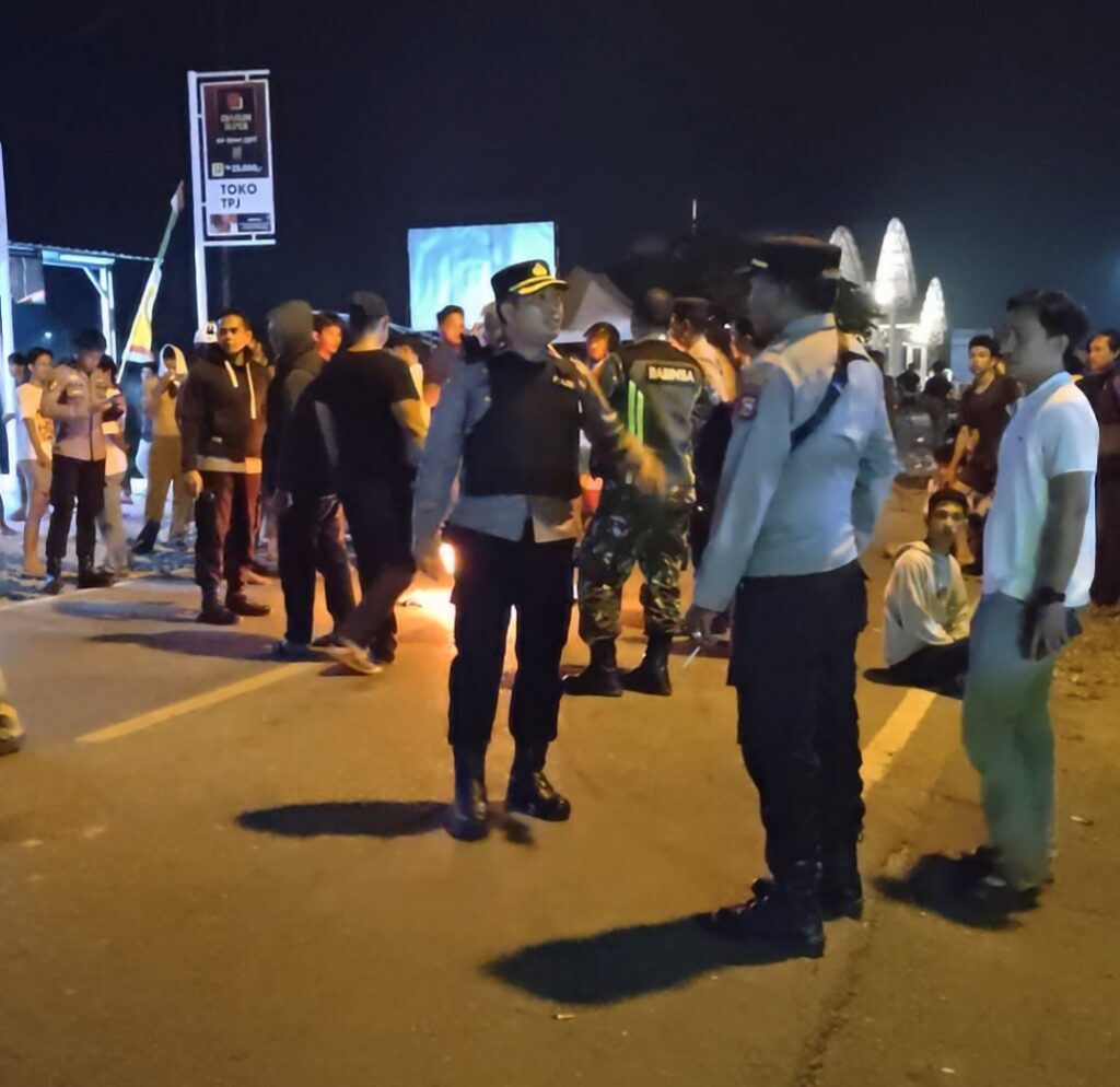 Petugas dan warga di Jalan Trans Sulawesi Kecamatan Wotu, Luwu Timur, setelah situasi kembali kondusif