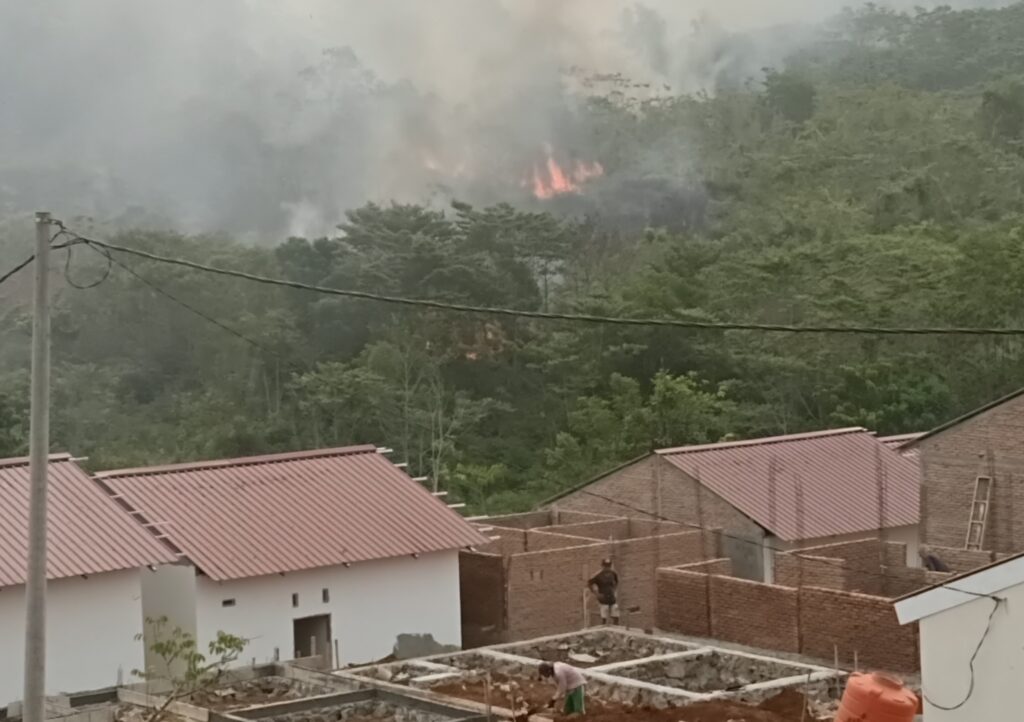 Petugas pemadam kebakaran Luwu Timur berupaya memblokir titik api karhutla yang mendekati permukiman di Puncak Indah, Malili