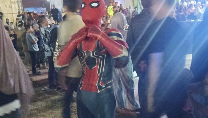 Sosok berkostum Spiderman di tengah keramaian Harkopnas ke-79 Sorowako, viral Luwu Timur