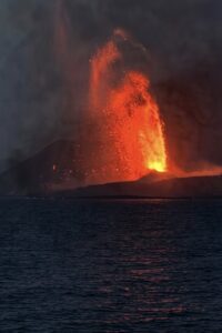 Letusan Gunung Anak Krakatau dengan lontaran lava pada September 2026