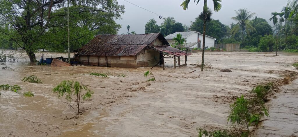 Banjir merendam permukiman di Kabupaten Aceh Tenggara, Sumatra
