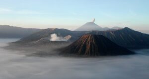 Pemandangan kawasan Gunung Bromo dan Gunung Semeru saat matahari terbit