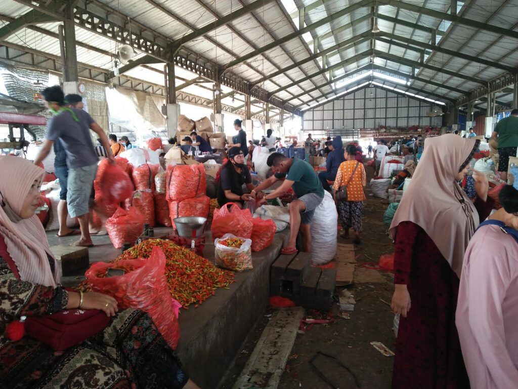 Kios penjual cabai merah di pasar induk Pare, Kediri